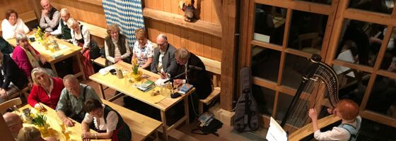 Trautes Zusammensein zum Frühjahrshoagascht im Wolfschneiderhof